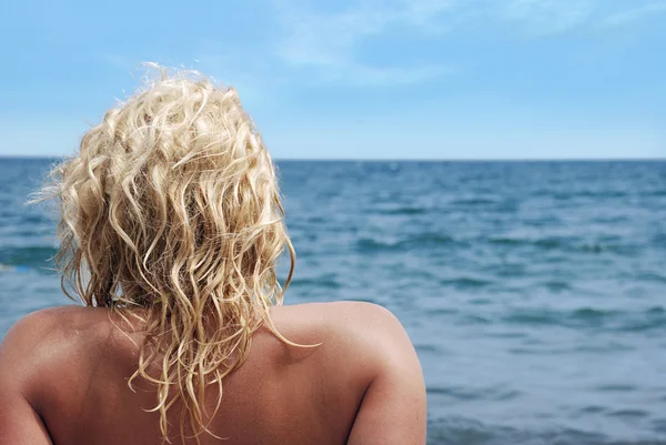 Blondýna na pláži moře — Stock fotografie