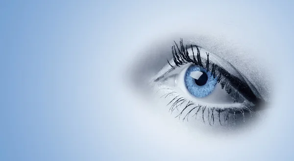 Kvinnliga blå ögon — Stockfoto
