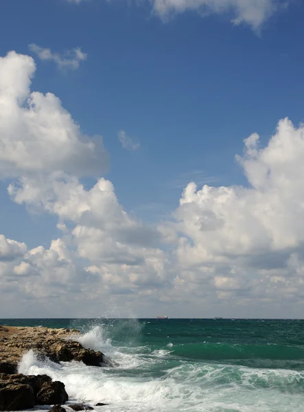 Wellenplätschern über Küstensteinen — Stockfoto