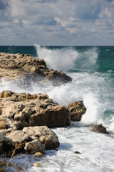 沿岸石について波のしぶき — ストック写真