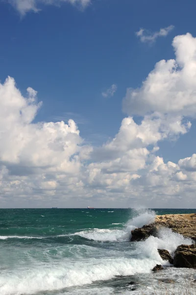 沿岸石について波のしぶき — ストック写真
