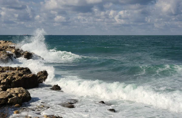 Šplouchání vln o pobřežních kamenech — Stock fotografie