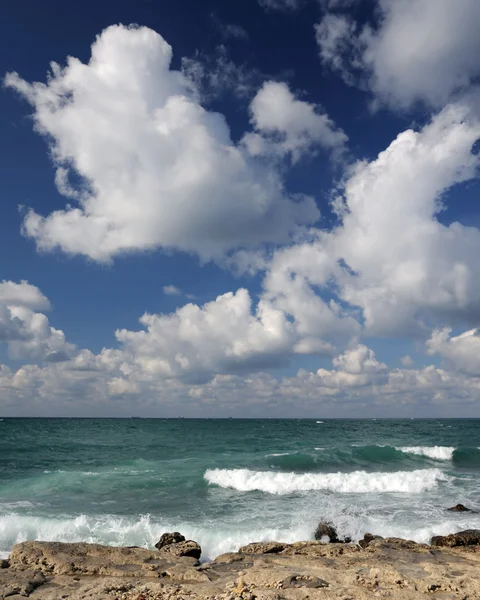 Salpicadura de olas sobre piedras costeras — Foto de Stock