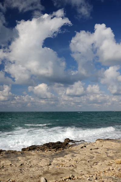 Splash van golven over kust stenen — Stockfoto