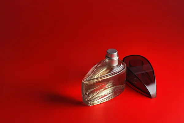 Kırmızı şişe parfüm — Stok fotoğraf