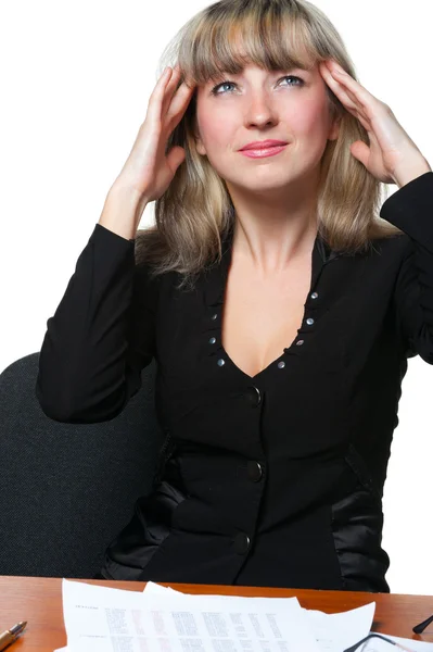 Голова болит. Деловая женщина на рабочем месте устала от работы — стоковое фото