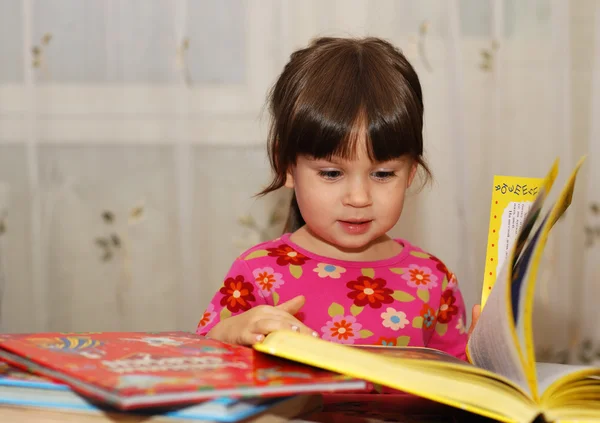 Kind liest das Buch — Stockfoto