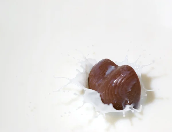 心形巧克力和牛奶 — 图库照片