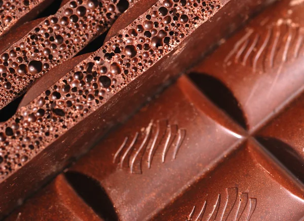 Chocolade. de gebroken tegel van poreuze zwarte chocolade — Stockfoto