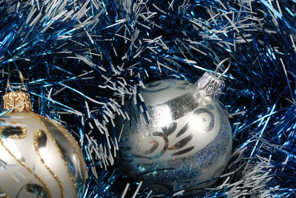 Vánoční hračky v modré dekorace — Stock fotografie