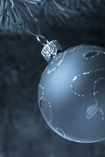 Vánoční hračky na větvi, kožešiny-strom modrá tón — Stock fotografie