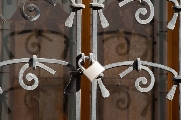The lock on the forged doors — Stock Photo, Image