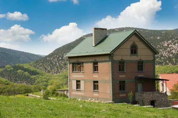 Country house in mountains — Stock Photo, Image