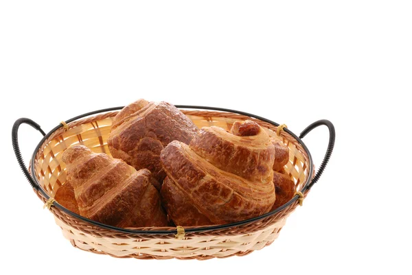 Croissant im Korb — Stockfoto