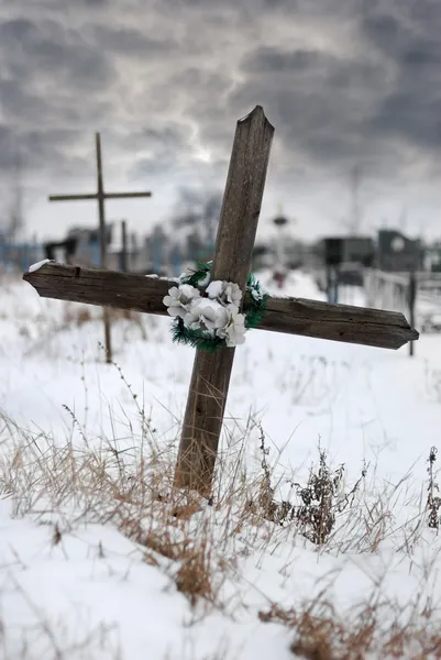 Хрест на кладовищі — стокове фото