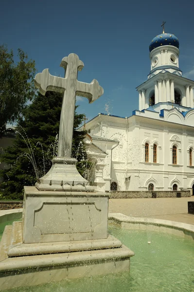 Kreuz - ein Brunnen in orthodoxen Lorbeeren — Stockfoto