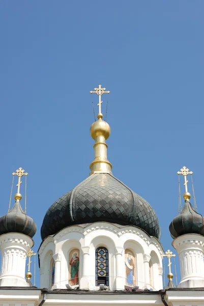 Las cruces sobre el techo de la iglesia — Foto de Stock