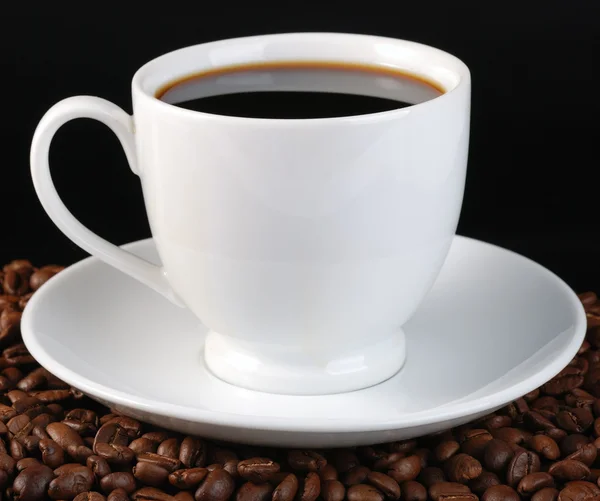Kopje koffie bij zwart — Stockfoto