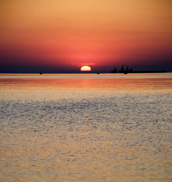 Aamu meren yllä — kuvapankkivalokuva