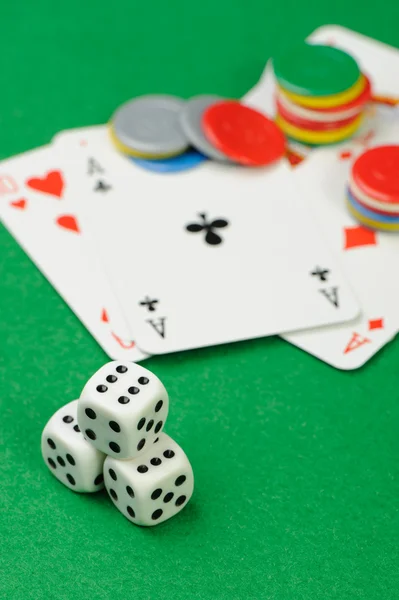 Dados e cartas de baralho — Fotografia de Stock