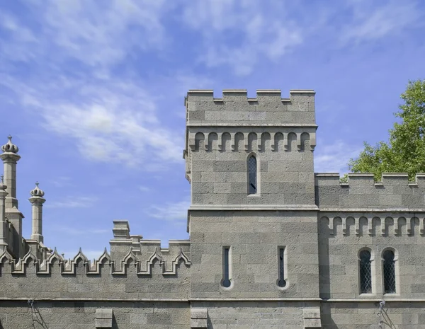 Fasada i wieża zabytkowy zamek — Zdjęcie stockowe