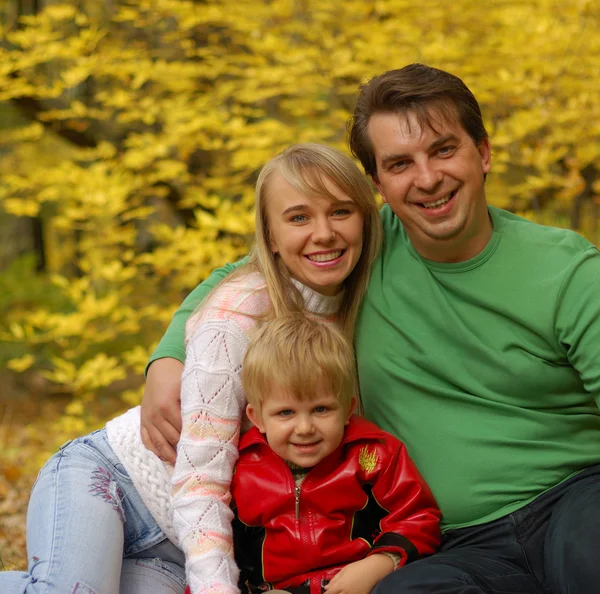 Rodina v podzimním lese — Stock fotografie