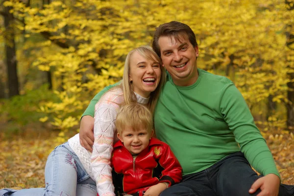 Familie im Herbstwald — Stockfoto