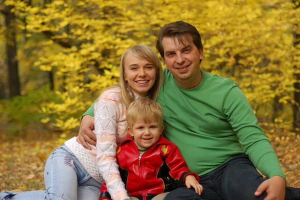 Family in autumn forest — Stock Photo, Image
