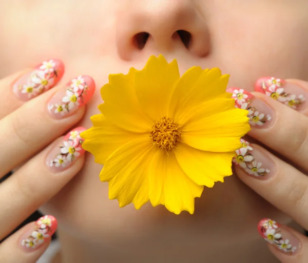 Female face close and nail art — Stock Photo, Image