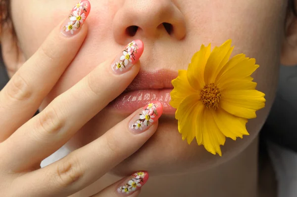 Cara femenina cerca y uñas arte — Foto de Stock