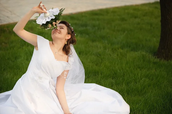 Невеста на лужайке — стоковое фото