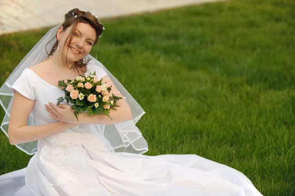 芝生の上の花嫁 — ストック写真