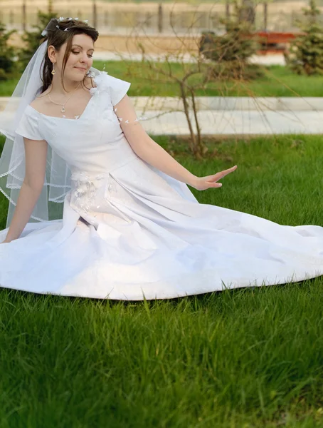Невеста на лужайке — стоковое фото