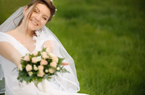 The bride on a lawn — Stock Photo, Image
