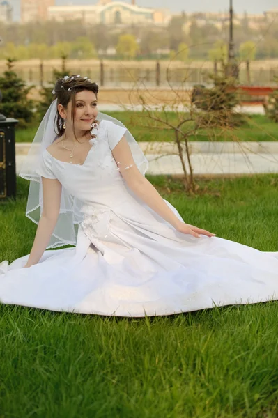 在草坪上的新娘 — 图库照片