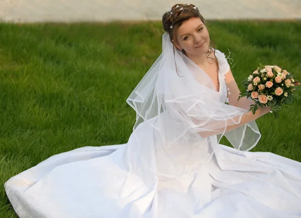 La mariée sur une pelouse — Photo