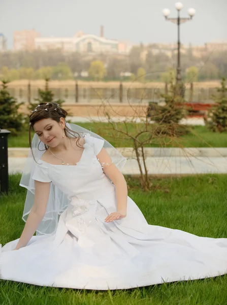 The bride on a lawn — Stock Photo, Image