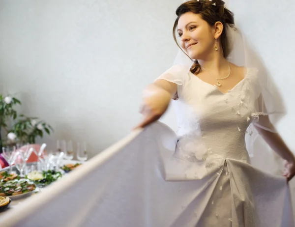 La novia en el césped —  Fotos de Stock