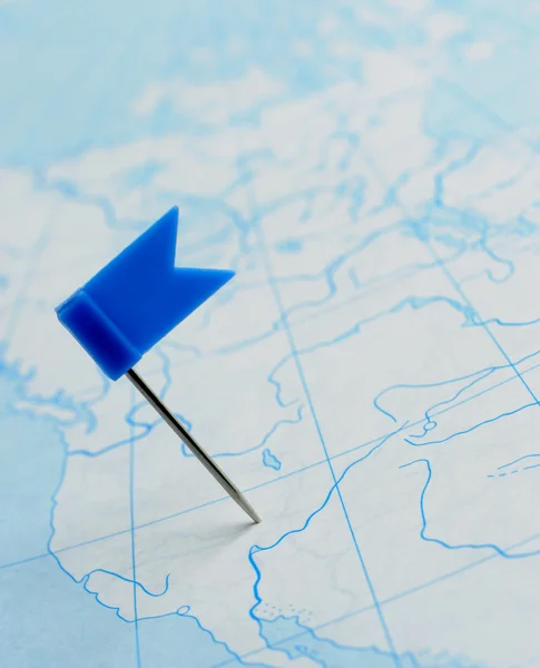 Mavi bayrak harita üzerinde bir PIN — Stok fotoğraf