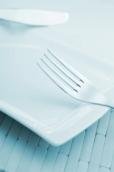 Fourchette et couteau posés sur une assiette — Photo