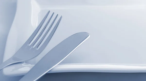 Tenedor y un cuchillo colocados en un plato —  Fotos de Stock
