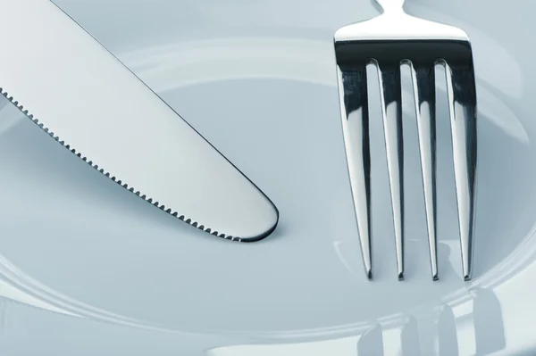 Nóż i widelec na talerzu — Zdjęcie stockowe