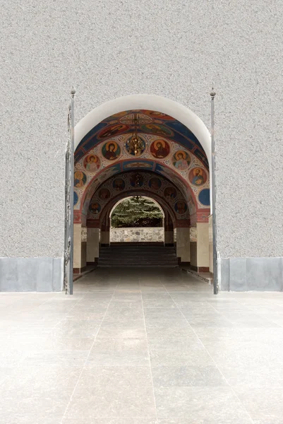 Puerta de entrada de arco en la iglesia —  Fotos de Stock
