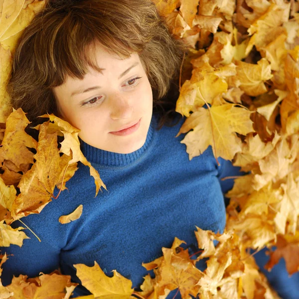 女孩和秋天的树叶 — 图库照片
