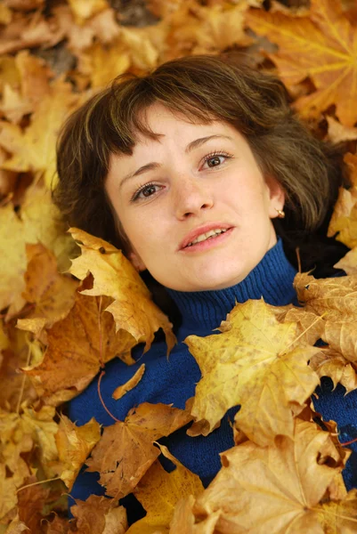 女孩和秋天的树叶 — 图库照片