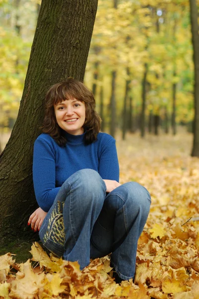 Dziewczyna na tle jesień las — Zdjęcie stockowe