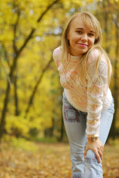 女孩在背景秋天的森林 — 图库照片