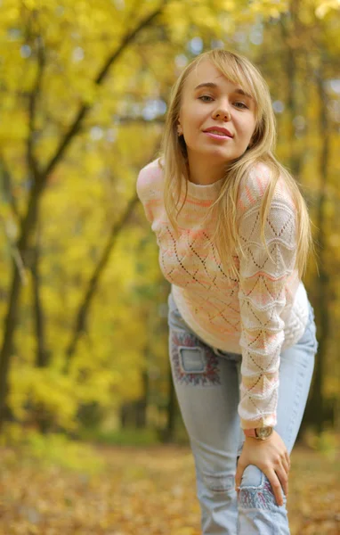 女孩在背景秋天的森林 — 图库照片