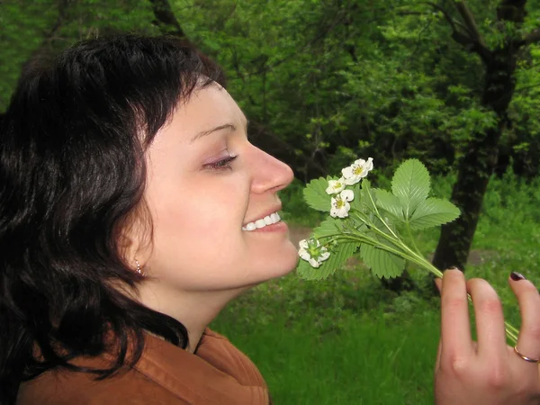 Flicka med vita fältet blommor — Stockfoto
