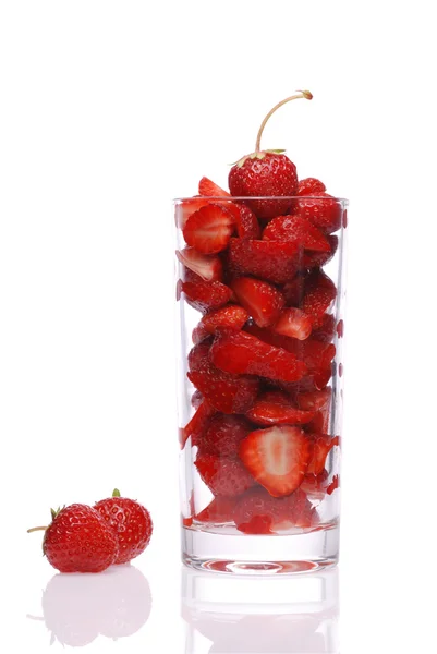 Glas mit der geschnittenen Erdbeere — Stockfoto